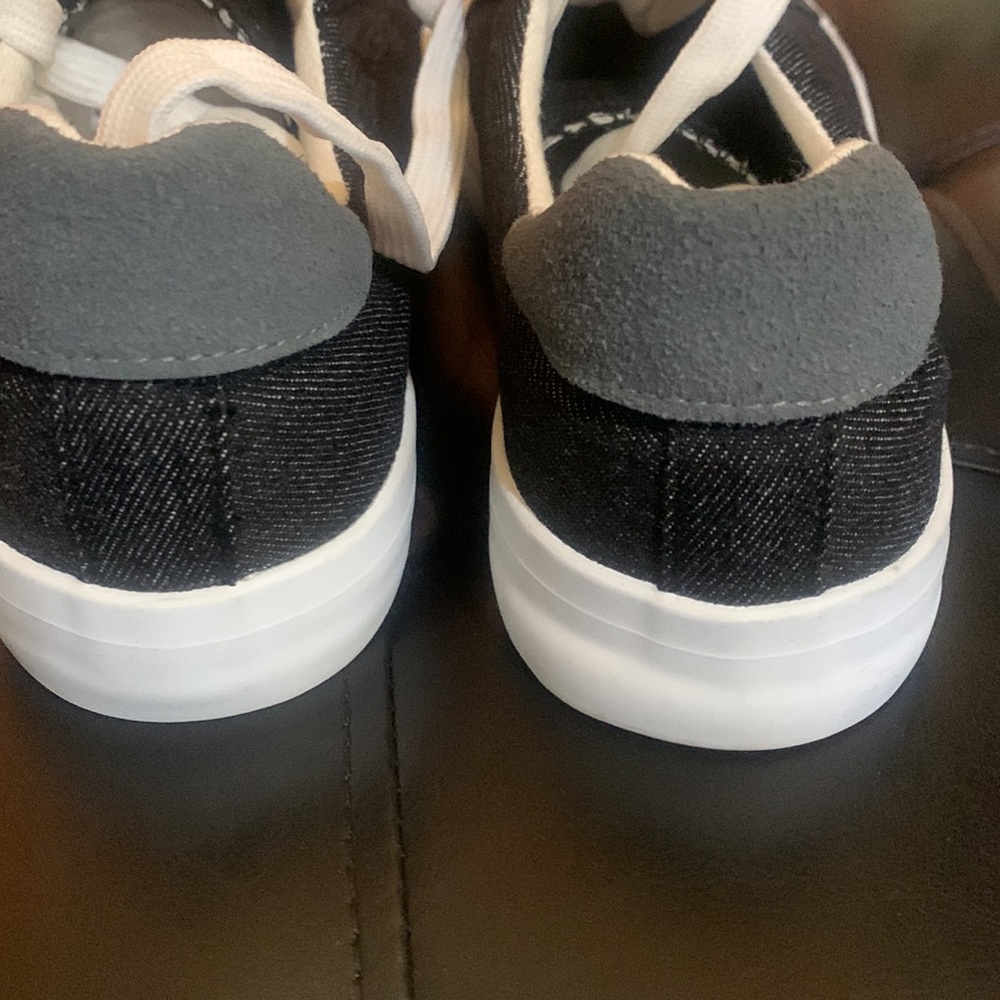 Brand new never worn canvas shoe - Picture 4 of 4
